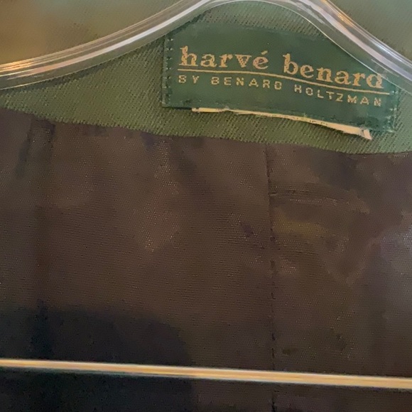A lightly worn Harve’ Bernard women’s two piece suit . Very well made in a Sz.6. - Picture 5 of 16
